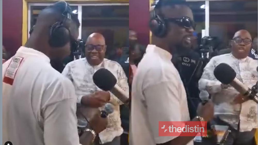 Sarkodie Gifted A Customized Mic At Pure FM's "Hammer Time" Show As He Talks About Dr. UN Fake Award (Video)